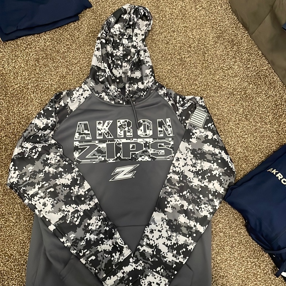 Men’s Akron Zips digital camo sweatshirt. Size L. Brand colosseum